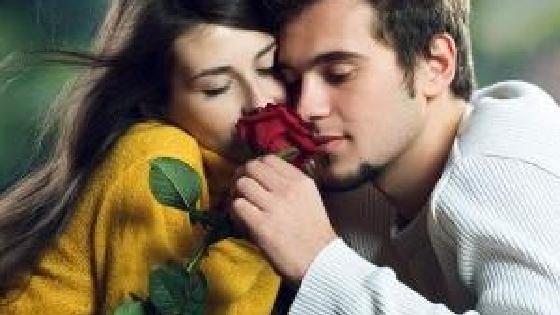 Бұлшық еттері бар жалаңаш азиялық әйел