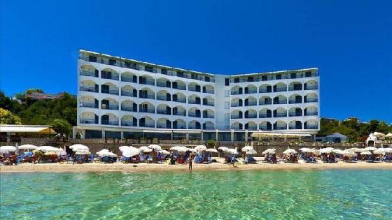 Мини бикини қыздардың онлайн секс видеоларында жарқырайды