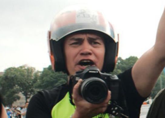 Әйелдер сұқпаған кезде оған айғайлайды.