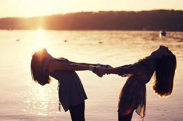 Әдемі траннилермен топтық порно