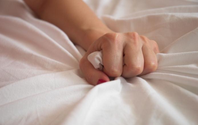 Анасы ұлының жыныс мүшесін майлады, ол оны жопқа сиқтырды. Бейнені қараңыз.