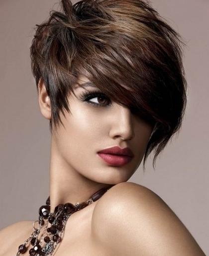 Сығанмен жыныстық қатынас Көйлек киген брюнетка