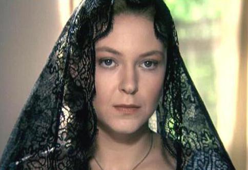 Kop erkaklar bir mushukchaga kiradi