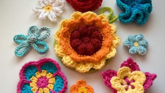 Настя Каменских жалаңаш, есегі мен мысығы көрінеді.