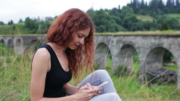 Ер адамның жыныс мүшесін мастурбациялайды