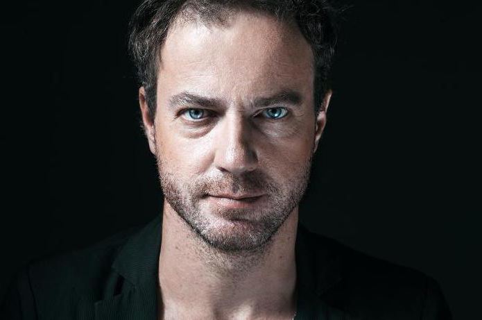 Мен үйіме массажист шақырып, оны азғырдым.