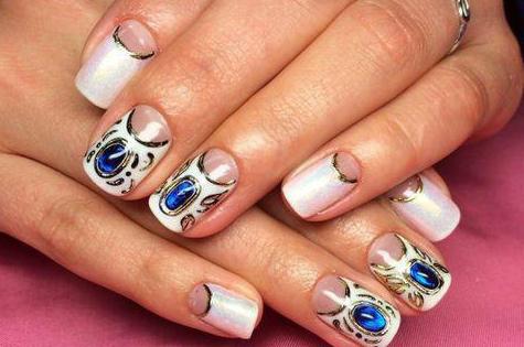 Rus pornosi: Bir yigit qoshnisini onanizm bilan shugullanayotganini ushlab oldi. Katta sik sikish totia