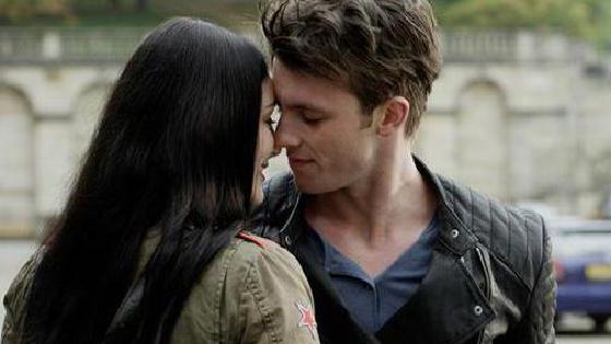 Анасы қызына қалай сиғуды үйретеді (порно көру)