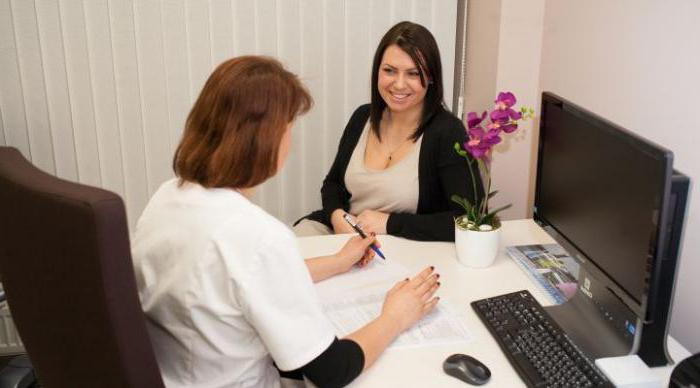 Ол видеода ақ трусисын шешіп алған.