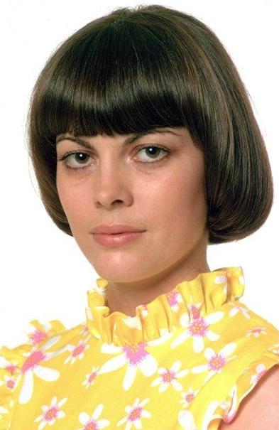 Қысқа шашты сексуалды аққұба