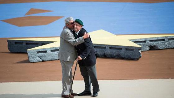 Олар өз мүшелерін жұлып алып, тез спермені алады.