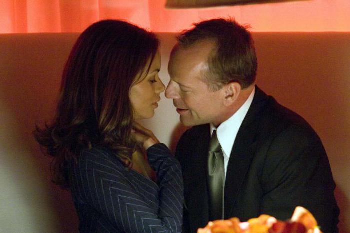 Әйел мандаринді кискасына шебер итеріп жатыр (видео)