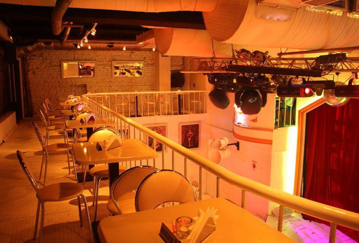 Екі видеосы бар жас әйел сексуалды әйел