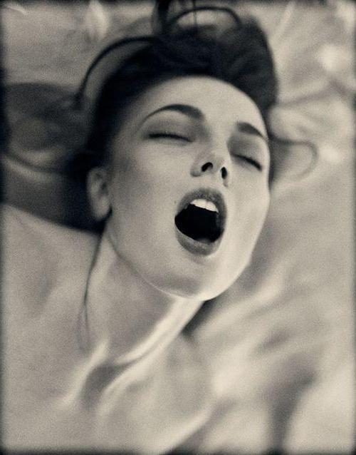 Порно жетілген толық әйелдер дәретханада сорып алады