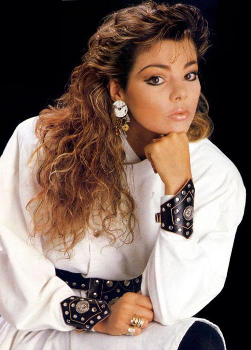 Кискасын көрсететін қыздың видеосы Стриптиз видео эротикалық секс