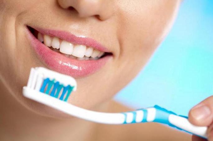 Berapakah kecondongan berus gigi sewaktu memberus gigi?