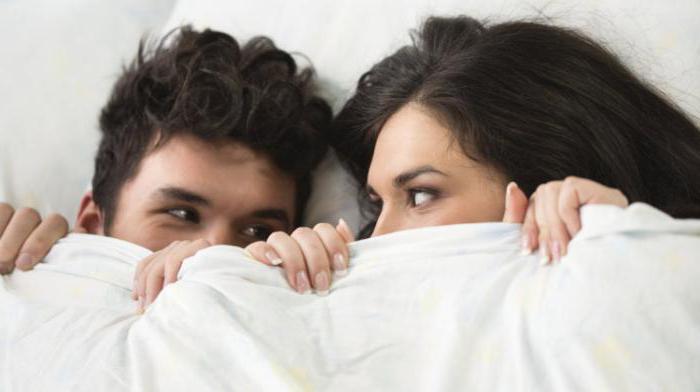 Ер адам етеккір кезінде әйелді трахает.