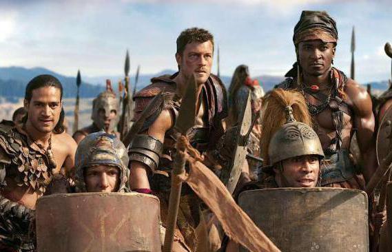 Қарап тұрған Том, трусики жоқ