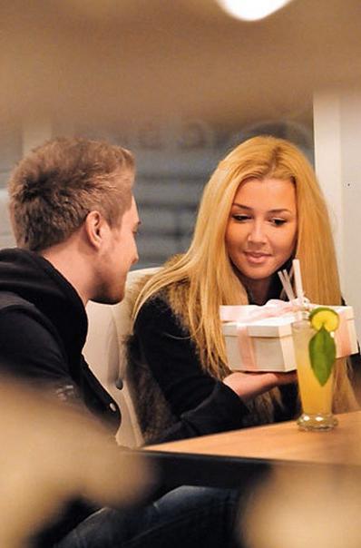 Үлкен мүшесі күйеуімен порно алдап жатыр (3fp)