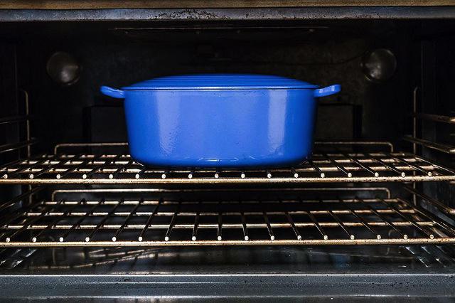 Hogyan tisztítsa meg a sütő égett zsírt otthon?