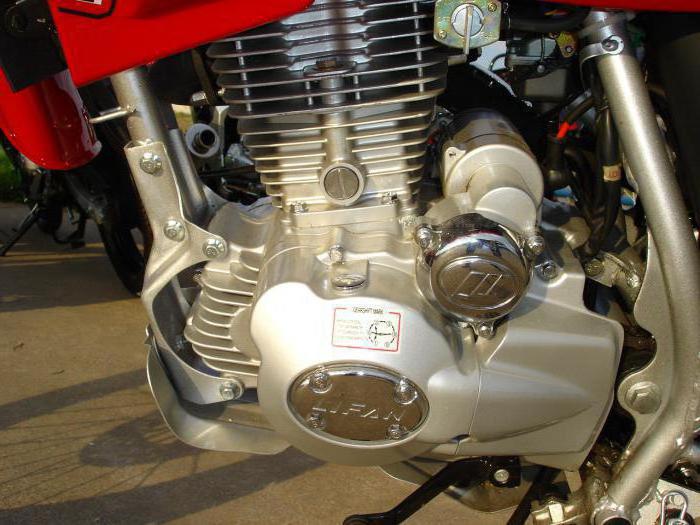 Ол бір уақытта зәр шығарады және сәкеледі.